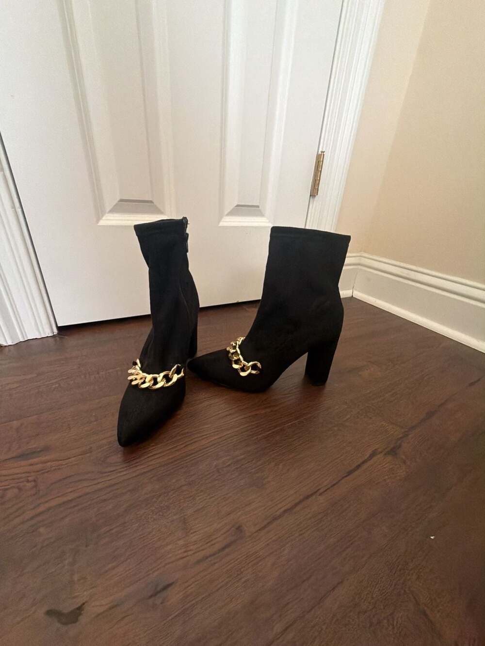 Delicious Black Ankle Boots Size 8.5 Gold Chain Heeled Pointed Toe Shoes - Picture 2 of 6